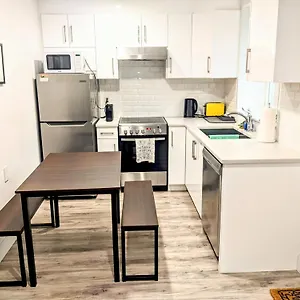 https://entire-garden-apt-private-parkingcentral-location.vancouver-hotels-bc.net